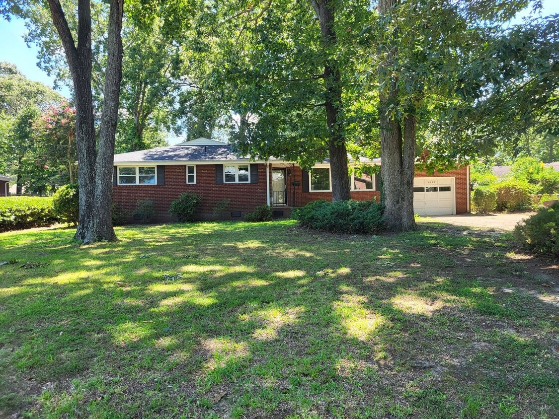 Photo - 1653 Sheppard Ave