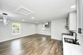 Building Photo - 1218 Des Jardines St