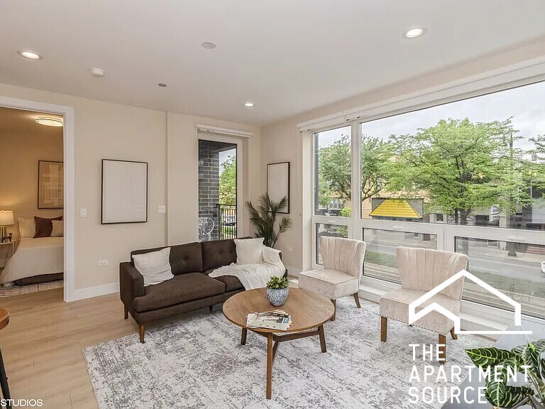 Foto principal - 3045 W Irving Park Rd