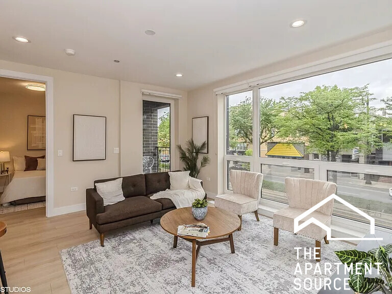 Foto principal - 3045 W Irving Park Rd