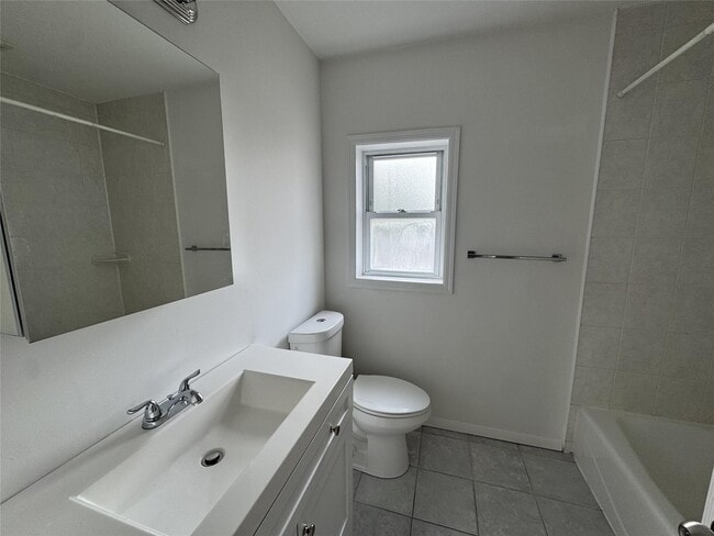 Building Photo - 2572 Merrick Rd