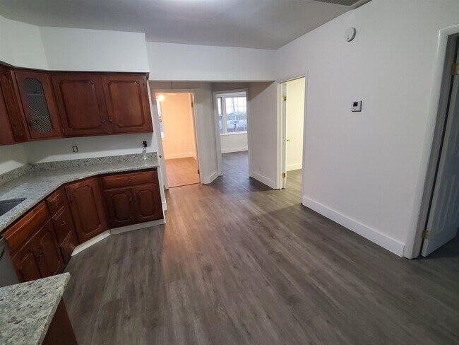 Building Photo - 222 Orient Way