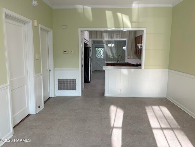 Building Photo - 208 St Anne St