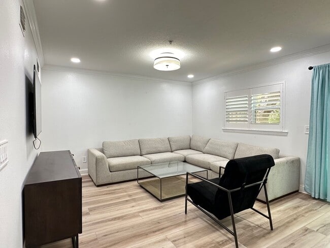 Building Photo - Walk to the beach! Beautifully Remodeled! ...
