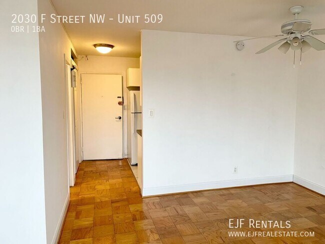 Building Photo - Bright, efficiency w Full Kitchen, Pool, 2...