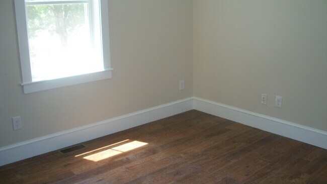Building Photo - MULTI-FAMILY: 1st Floor Unit: 2 Bed/1 Bath...