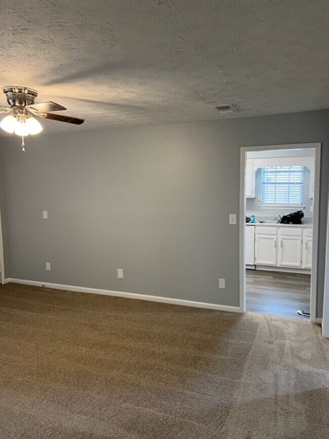 Foto del edificio - AVAILABLE NOW! Lawn Service is INCLUDED in...