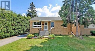 Building Photo - 440 Paliser Crescent N