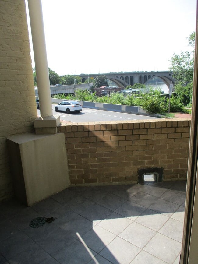 Building Photo - Luxury 2 Bedroom 2 Bathroom plus den Georg...