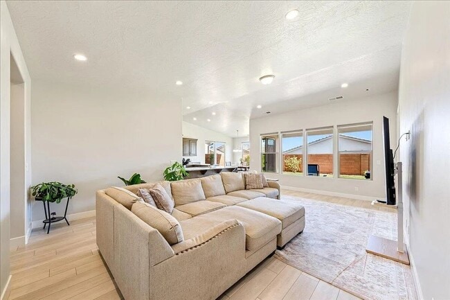 Building Photo - Bright and Spacious 3 Bedroom Home in Wash...