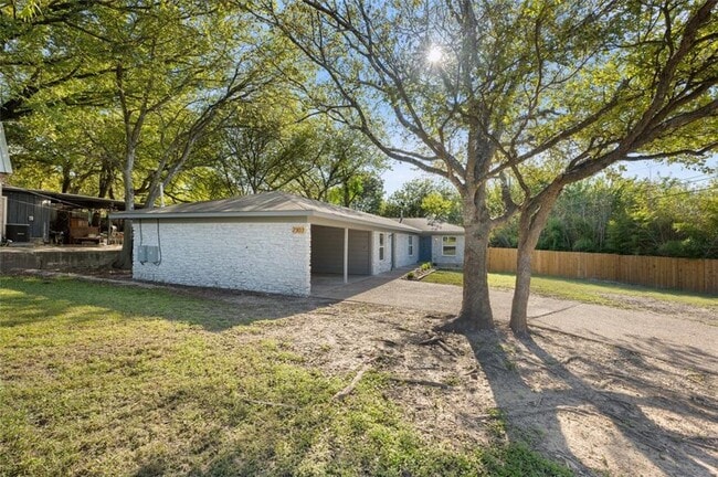 Building Photo - 2303 Metcalfe Rd