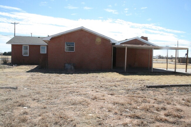 Building Photo - LARGE COUNTRY HOME NEAR ENMU