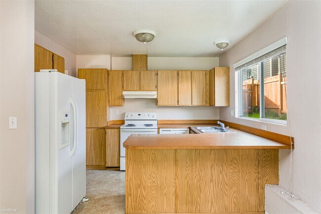 Building Photo - 2 br, 1 bath Duplex - 3111 204th Street So...