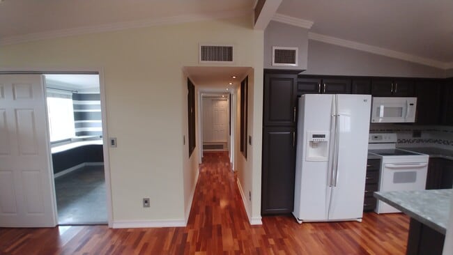 Beautiful wood laminate flooring and carpet throughout the house. - 539 Mallard Cir W