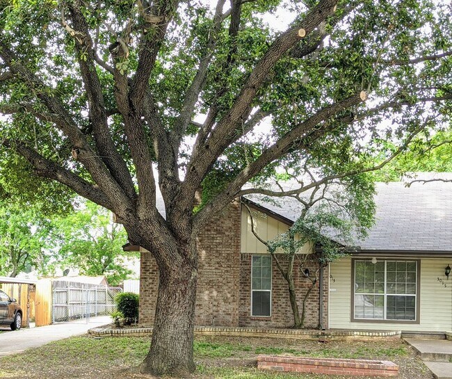Foto del edificio - Cute 1 story duplex in Euless in CGISD