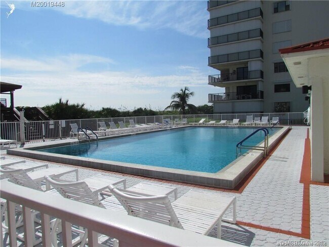 Foto del edificio - 9490 S Ocean Dr