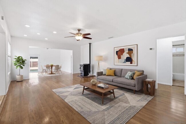 Foto del edificio - 6122 Nagel St