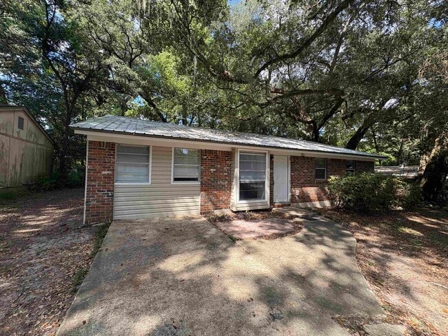 Building Photo - 2922 Oakwood Dr