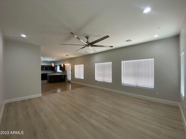 Foto del edificio - 4909 E Colonial Dr