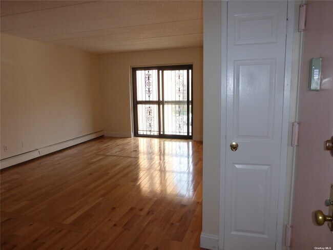 Foto del edificio - 75-22 Parsons Blvd