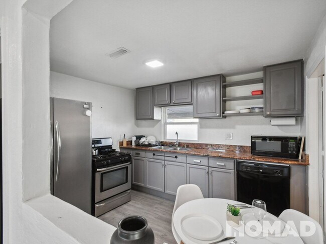 Building Photo - 3 Bedroom Single Family Home in Denver