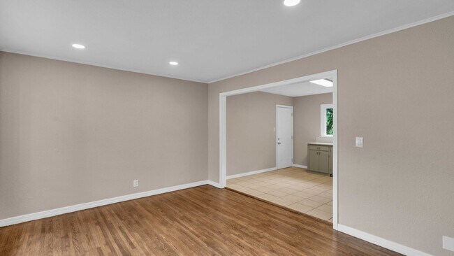 Foto del edificio - Step into this beautifully updated, move-i...