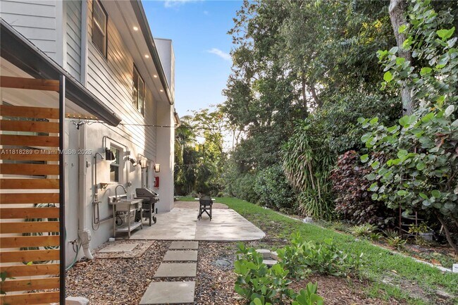 Building Photo - 2589 Pepperwood Cir S