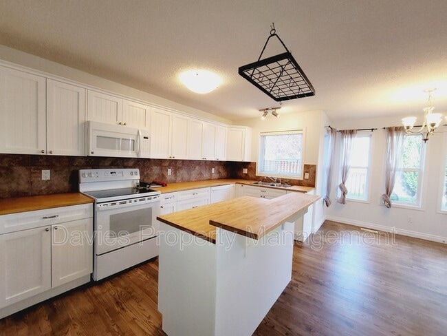 Building Photo - 163 Cote Crescent NW