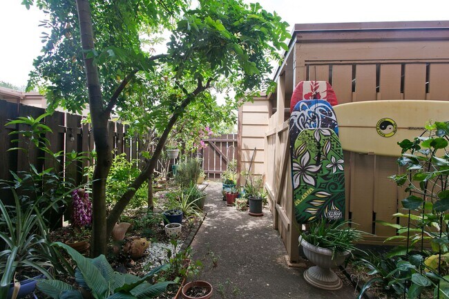 Foto del edificio - Partly Furnished 3-bedroom, 2.5 bath condo...