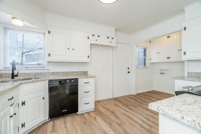 Foto del edificio - Super nice 5 Bedroom 3 bath property for r...
