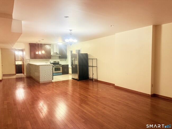 Building Photo - 7 Elm St