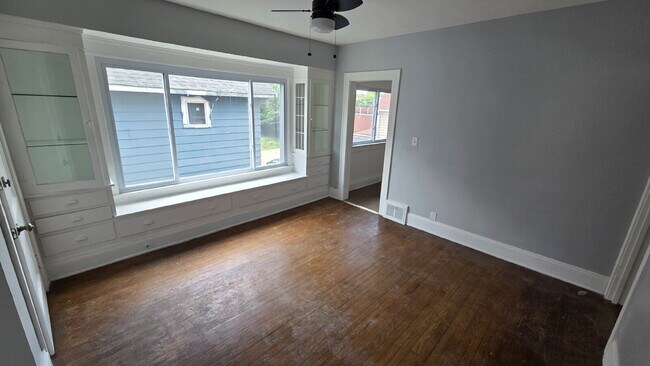Foto del edificio - Bright & Airy 2-Bedroom Upper Unit