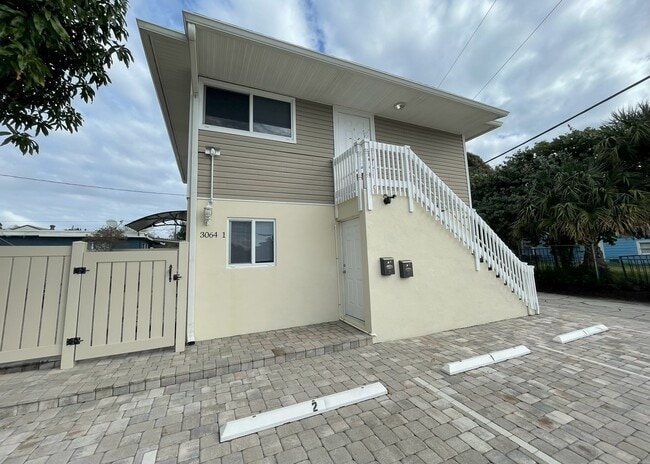 Building Photo - 3064 Lake Ave
