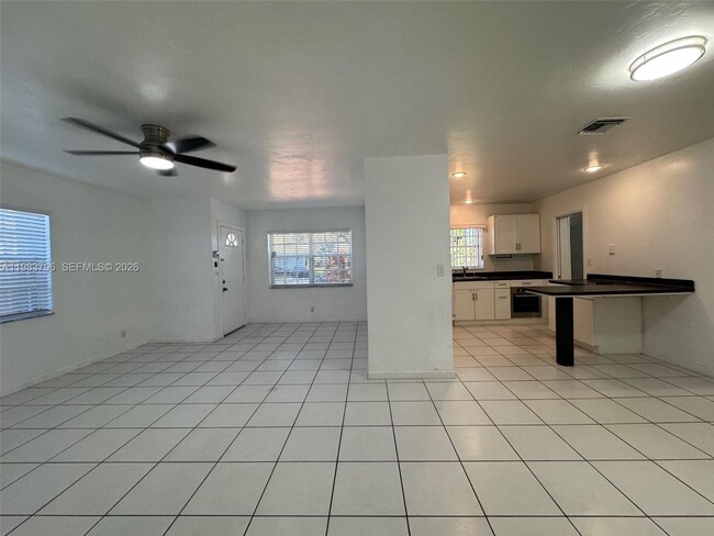 Foto del edificio - 65 Bentley Dr