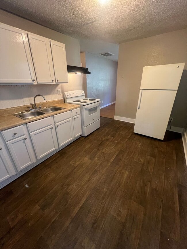 Building Photo - 3604 Jonquil St