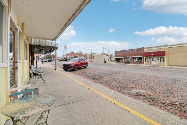 Building Photo - 608 Main St