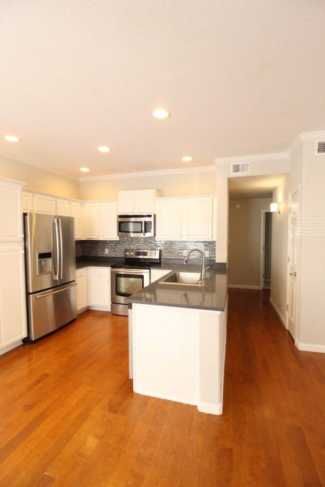 Building Photo - Long Realty & Property Management - 3 Bedroom Condo in Gated Community with Amenities