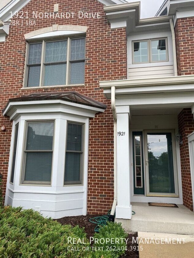 Primary Photo - Beautiful Townhome in Brookfield!