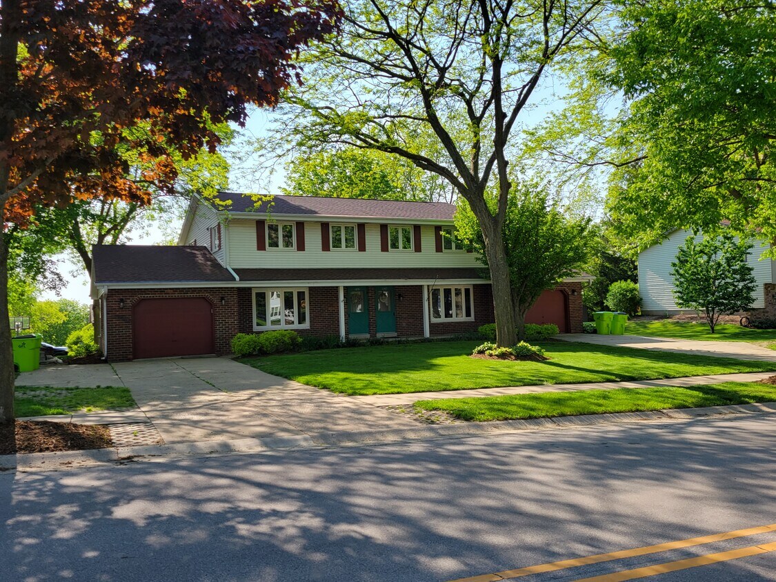 1051 S Imperial Dr, Hartland, WI 53029 Townhouse for Rent in Hartland