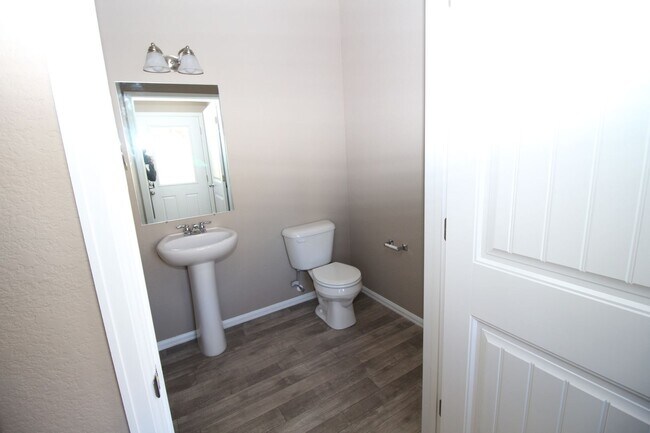 Building Photo - Brand New Townhome