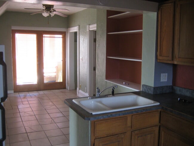 Bonita luz del oeste y vistas al parque Grome desde un pequeño balcón/entrada. - 219 Midway Ave. UPSTAIRS