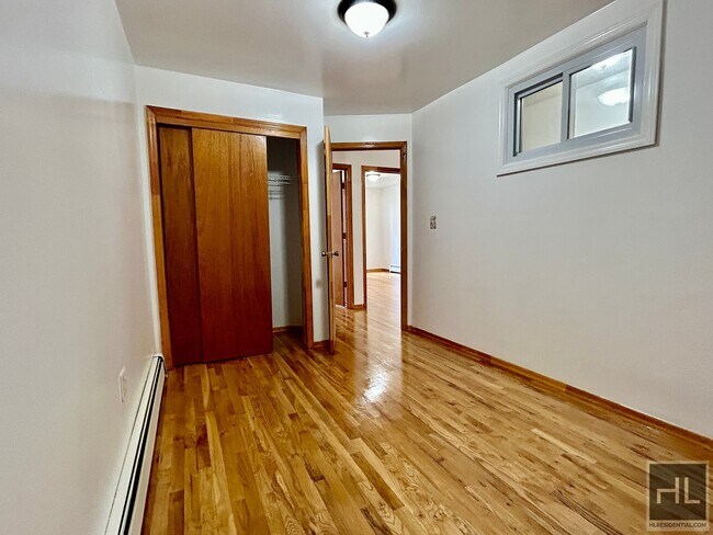 Foto del edificio - 3 bed 2 bath in Kew Gardens