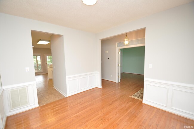 Foto del edificio - 220 Ravenstone Dr