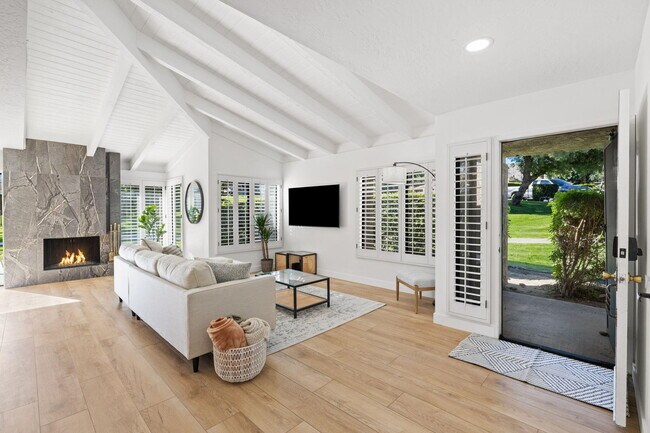 Building Photo - 72417 Rolling Knoll Dr
