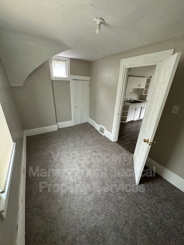Building Photo - 6519 Hosmer Ave