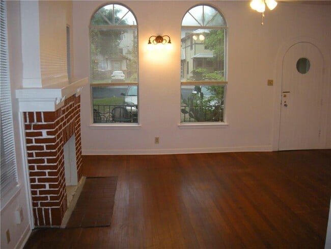 Building Photo - 1607 Palma Plaza