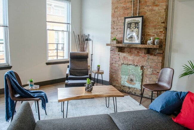 Building Photo - 1407 Pleasant St