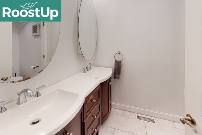 Foto del edificio - Furnished Private Bedroom in East Boston