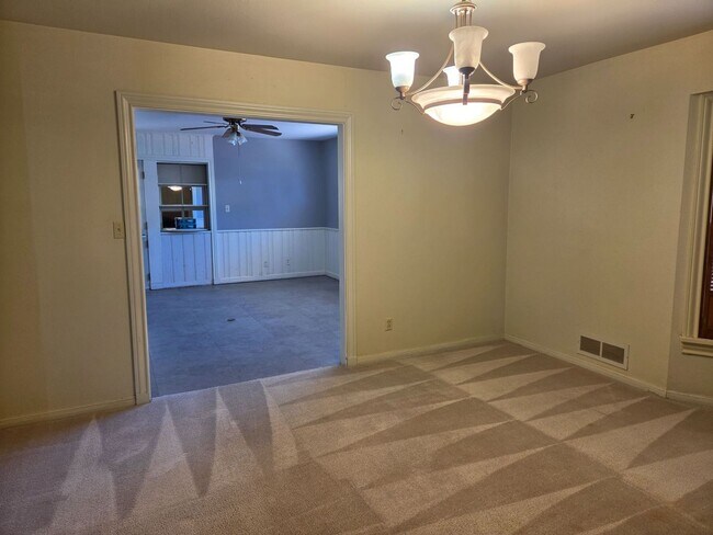 Foto del edificio - Large Three Bedroom Home