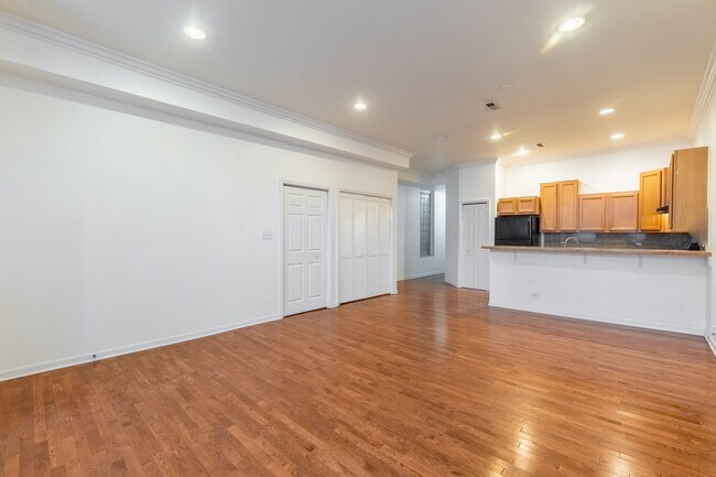 Building Photo - 910 W 19th Pl